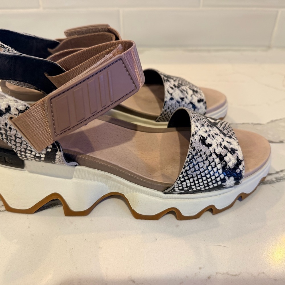 Sorel Kinetic Urban Mauve Snakeskin Pattern Sandals with Adjustable Straps